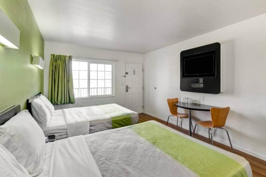 2 Full Beds  Non-Smoking Micfridge - foto 12