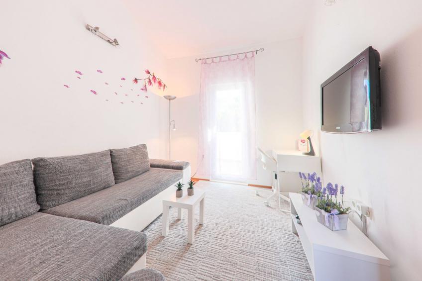 Spacious Prgomet Retreat with Private Pool, Fitness Centre, and Garden - Three Bedroom Villa - foto 2