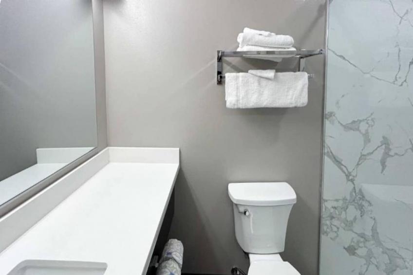 1 King Bed  Mobil Access Tub Nsmk Kitchen - foto 7