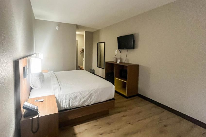 1 King Bed | Non-Smoking, Micfridge - foto 10
