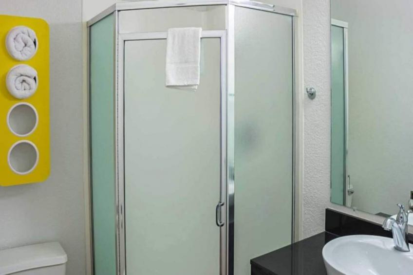 1 Queen Bed  Mini Fridge - foto 13