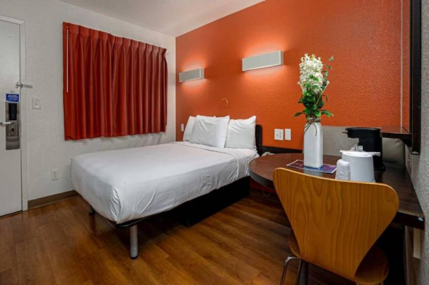 1 Queen Bed  Premium Mini Fridge - foto 6
