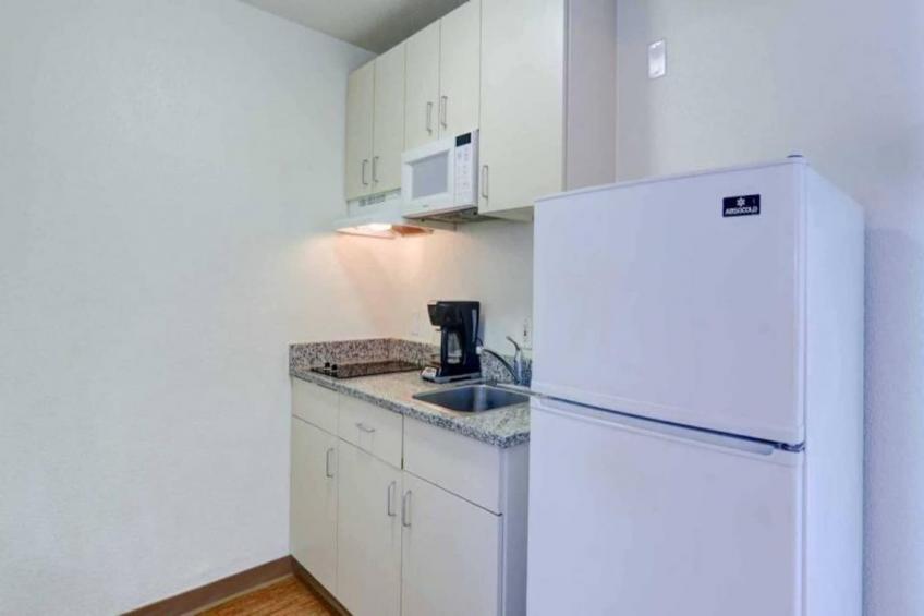 1 Queen Bed  Hearing Accessible Micfridge - foto 4