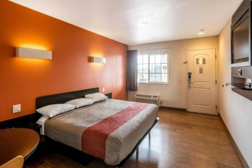 1 King Bed  Smoking Micfridge - foto 3