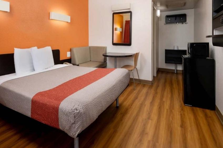 1 Full Bed  ADA/RI Shower - foto 7