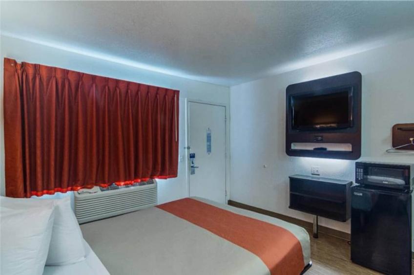 1 QUEEN BED  SMOKING - foto 13