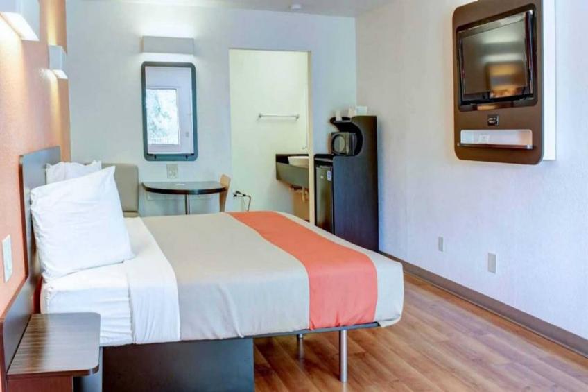 1 King Bed  Non-Smoking - foto 9