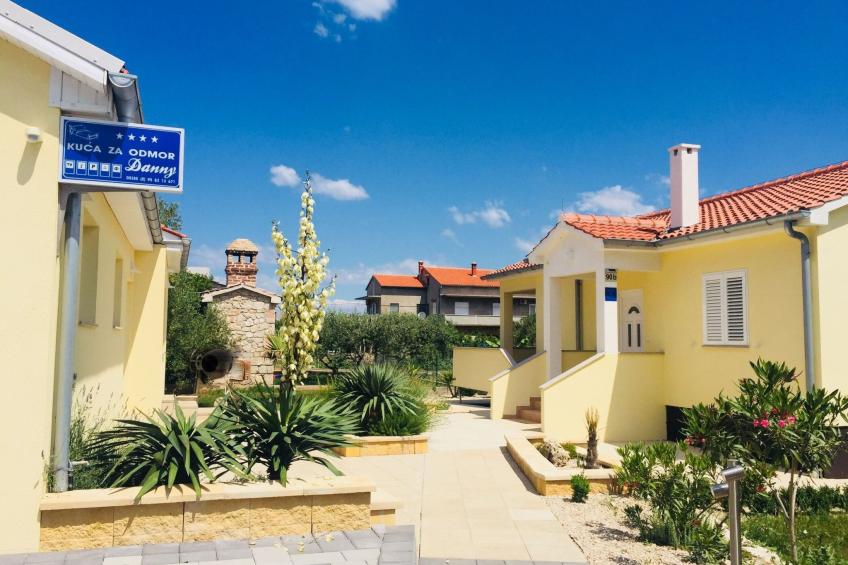 Modernes Ferienhaus in Dobropoljana mit Terrasse, Garten und Grill - foto 2