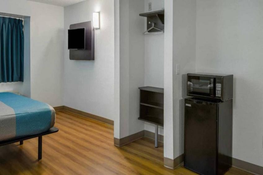 1 King Bed  Non-Smoking Micfridge - foto 7