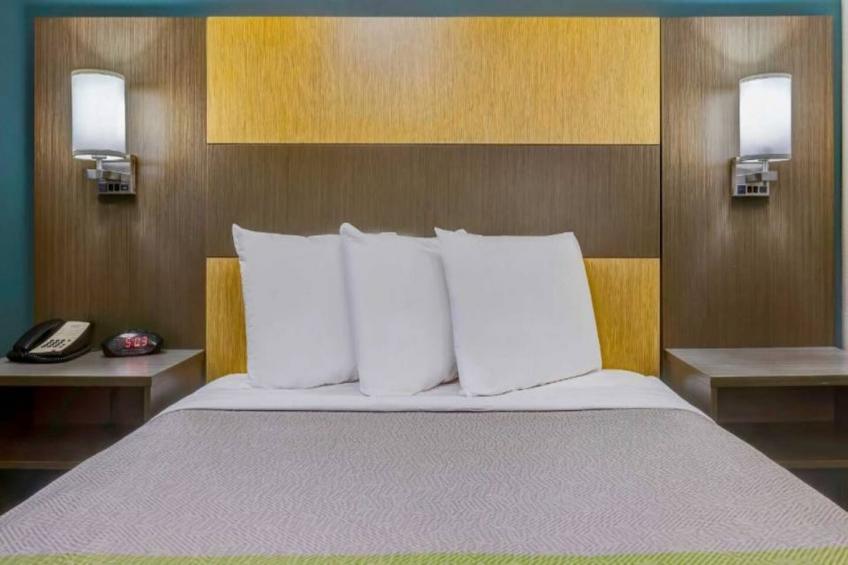 1 King Bed  Non-Smoking Kitchen - foto 12
