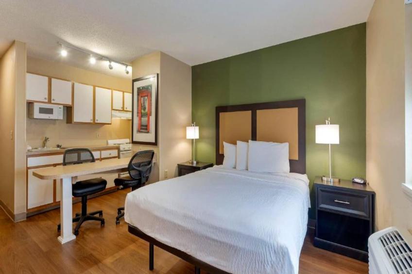 1 Queen Bed | Non-Smoking, Micfridge, Sofa-Bed - foto 6