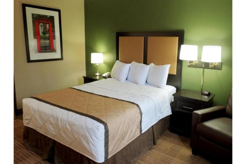 1 Queen Bed | ADA\/RI Shower\/Smoking\/Kitchen - foto 10