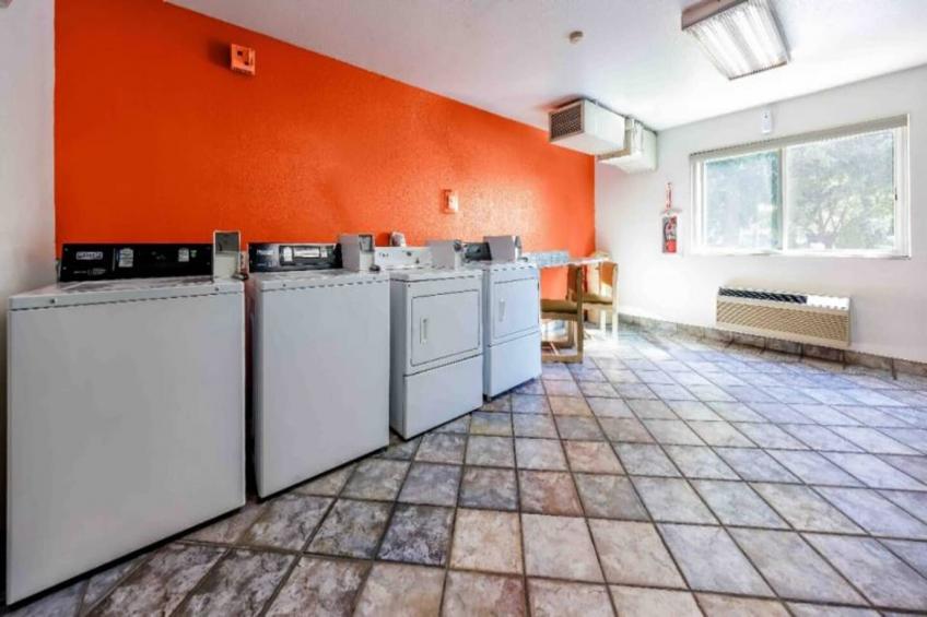 2 Full Beds  Non-Smoking Micfridge - foto 9