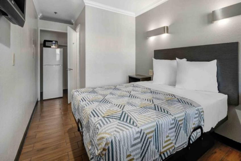 1 King Bed  Non-Smoking Kitchen - foto 8