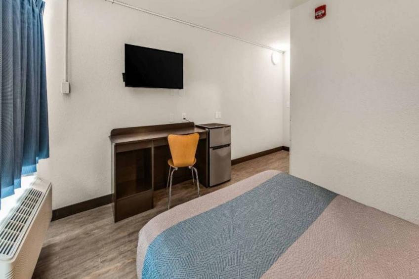 1 King Bed  Mob Access Tub Nsmk Minifridg - foto 6
