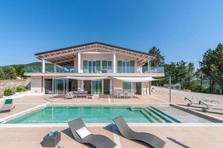 Villa Montefalcone, Außen- und Innenpool