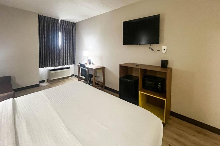 1 King Bed | Non-Smoking, Micfridge - foto 13