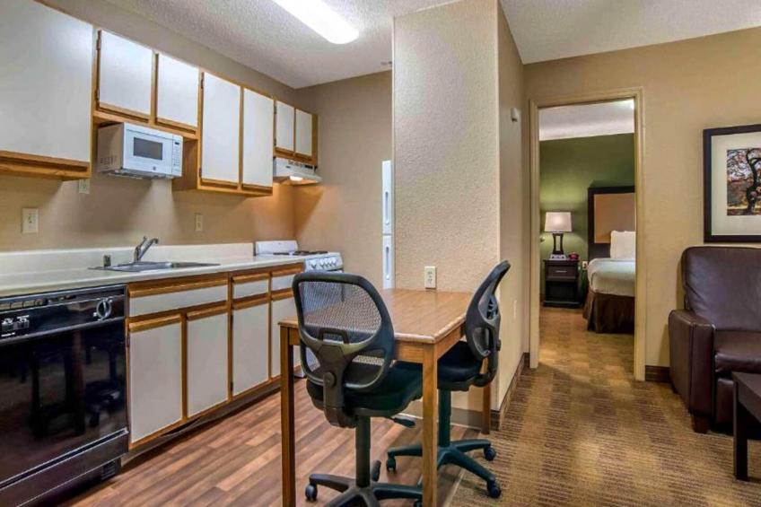 1 Queen Bed | Mob Acc Tub Ste Nsmk Sb Micfri - foto 7