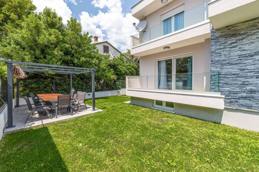 Expansive Retreat with Private Pool & BBQ, Near the Beach - Six Bedroom Villa - foto 32