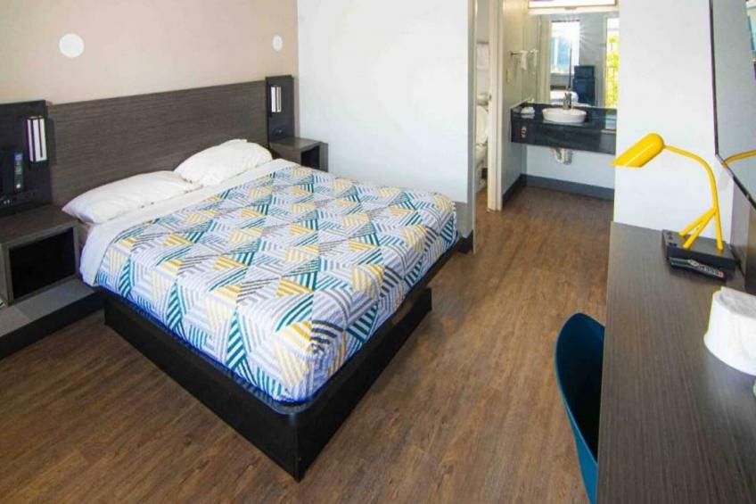 1 Queen Bed  Premium Micfridge - foto 10