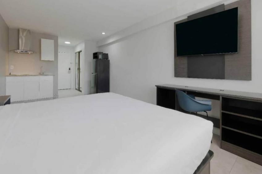 1 Queen Bed  Suite Non-Smoking Micfridge - foto 6