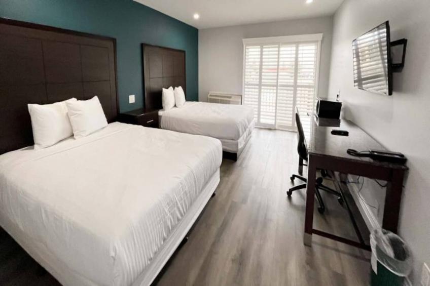 2 Queen Beds  Non-Smoking Micfridge