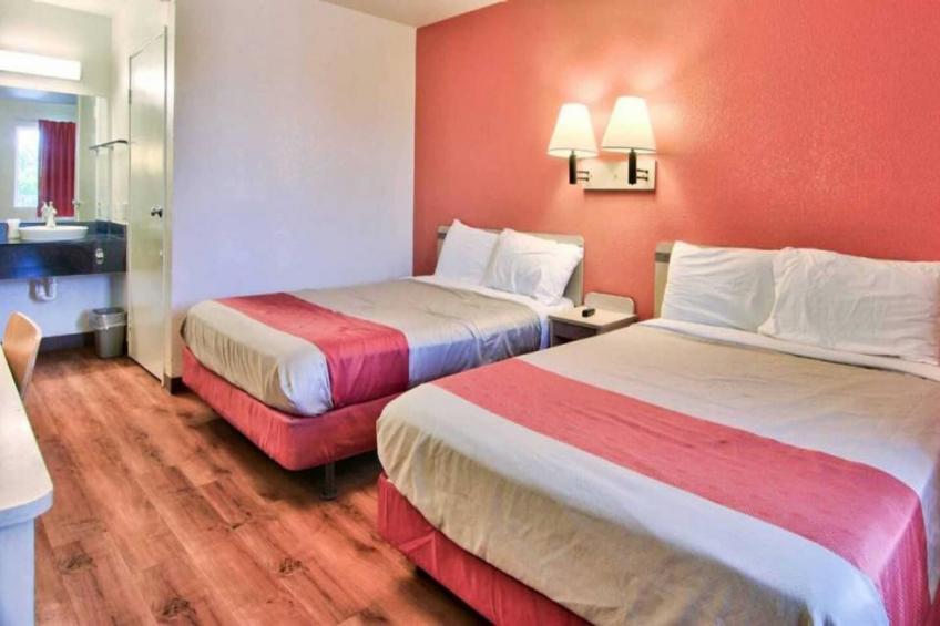 2 Full Beds  Deluxe Micfridge - foto 4