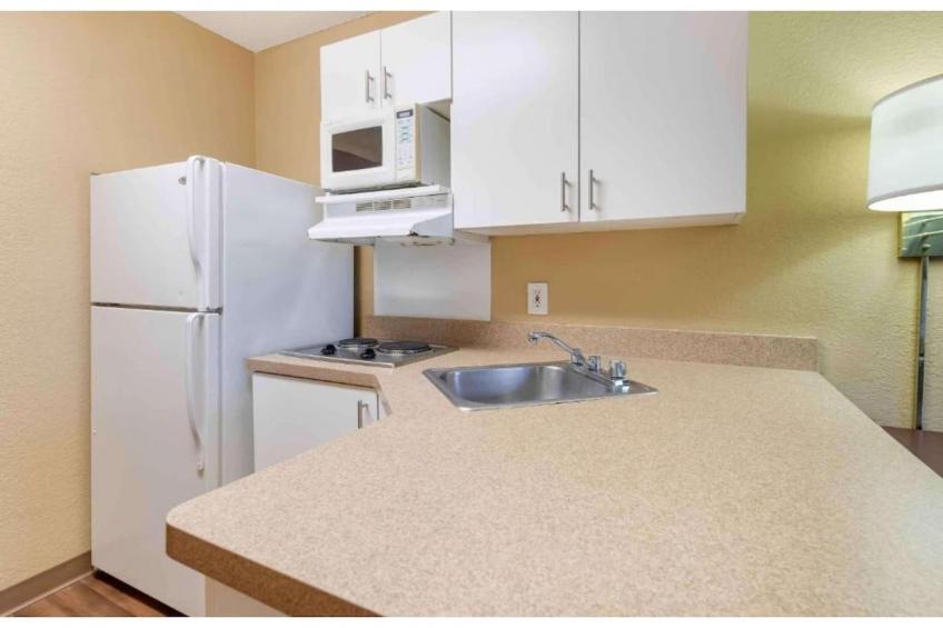 1 King Bed | Non-Smoking, Kitchen, Shower - foto 10