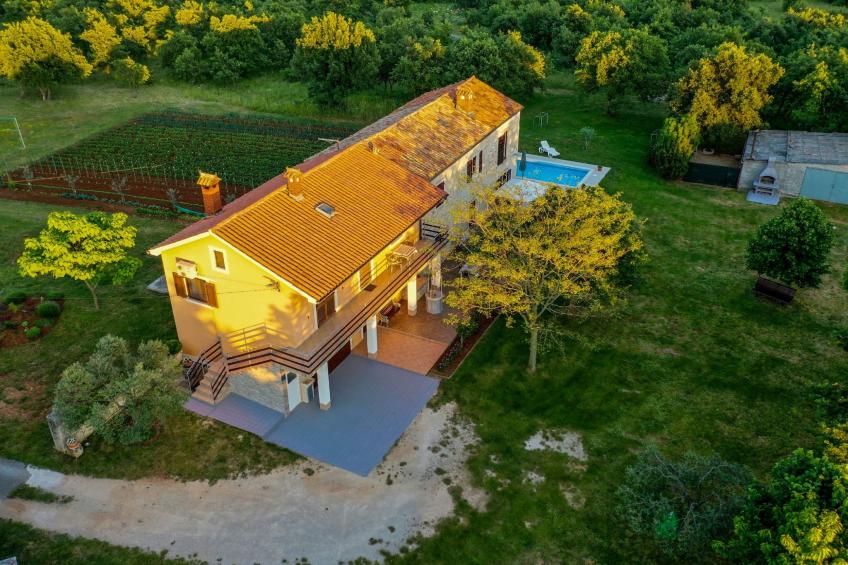 Schönes Haus mit großer grüner Umgebung, Pool - foto 47