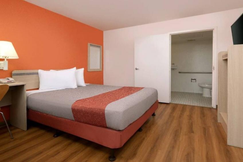 1 Queen Bed  ADA/RI Shower - foto 24