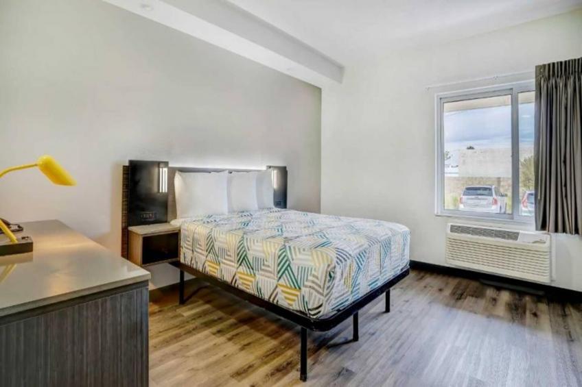 1 Queen Bed  Mobility Accessible Tub Nsmk - foto 9