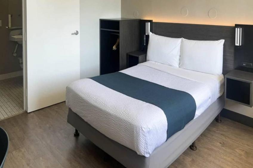 1 Full Bed  ADA/RI Shower - foto 9