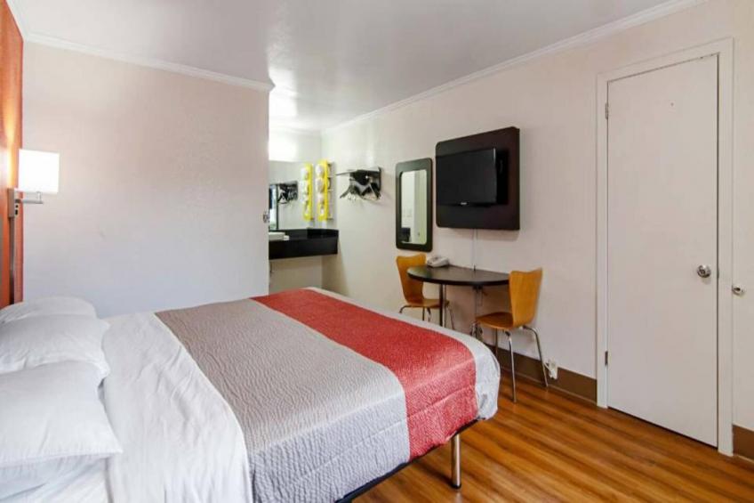 1 King Bed  Non-Smoking Micfridge - foto 4