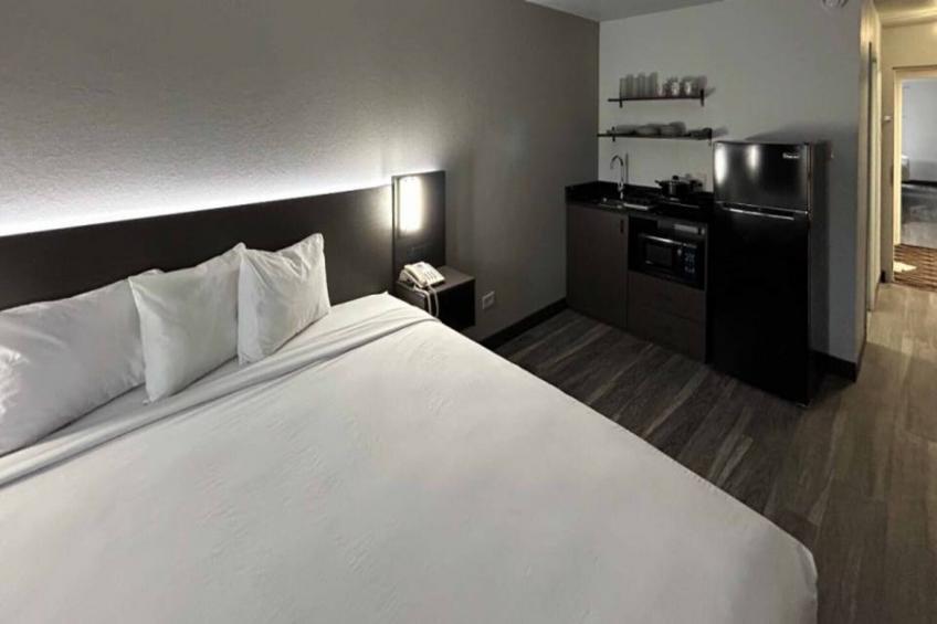 1 Queen Bed  ADA/RI Shower/Nsmk/Kitchen - foto 4