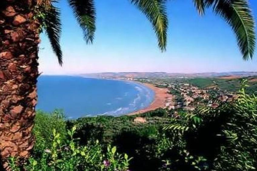 mit Blick auf das Wasser