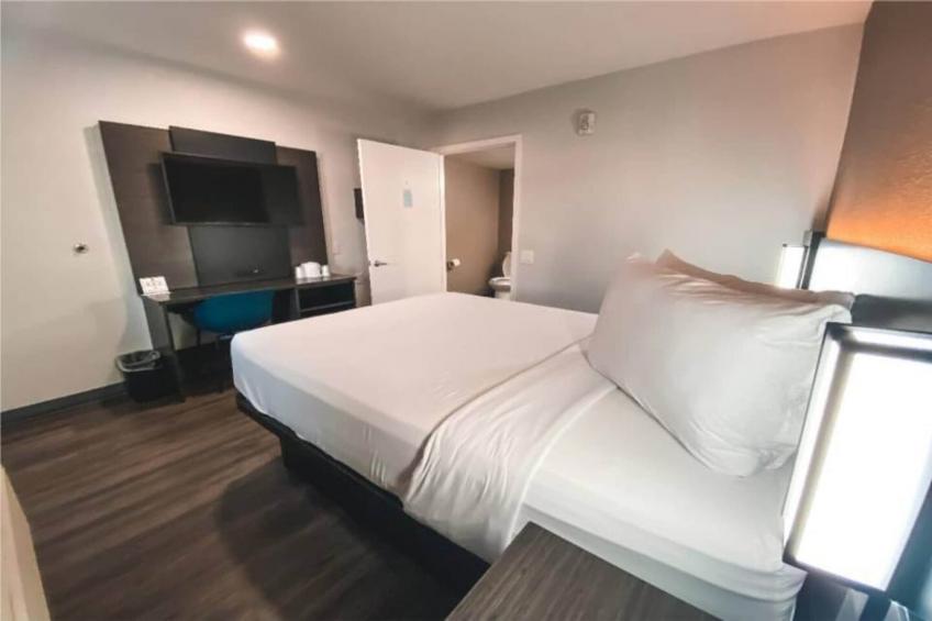 1 King Bed  Non-Smoking Kitchen - foto 16