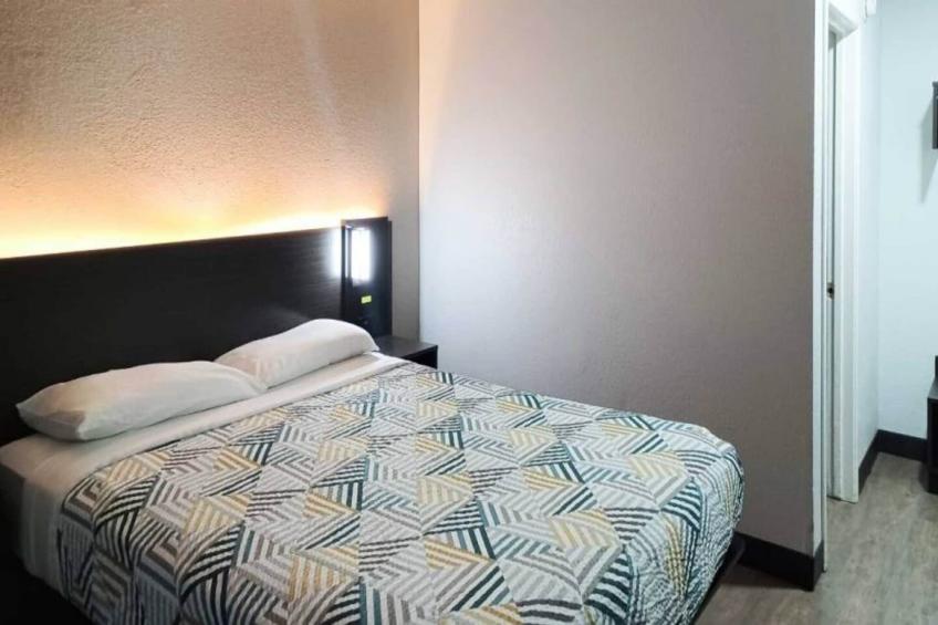 1 Full Bed  ADA/RI Shower Smoking - foto 7