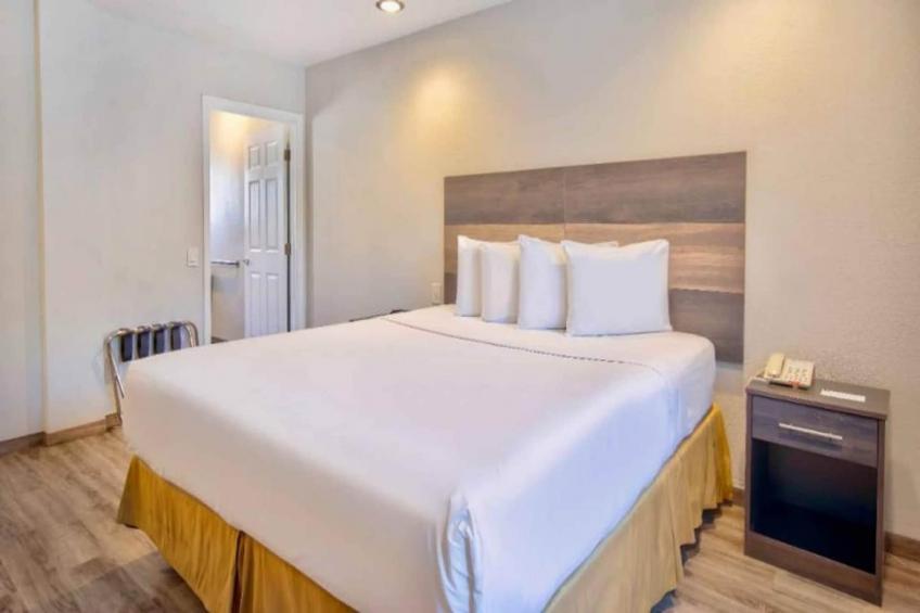 1 King Bed  Non-Smoking Micfridge Sofa-Bed - foto 9