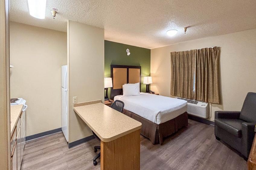 1 Queen Bed | Non-Smoking, Micfridge - foto 14