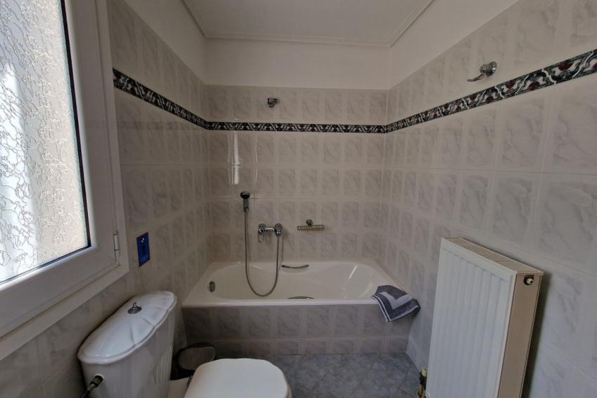 Vollständig umschlossene und großzügig angelegte dreistöckige Ferienvilla mit f - foto 39