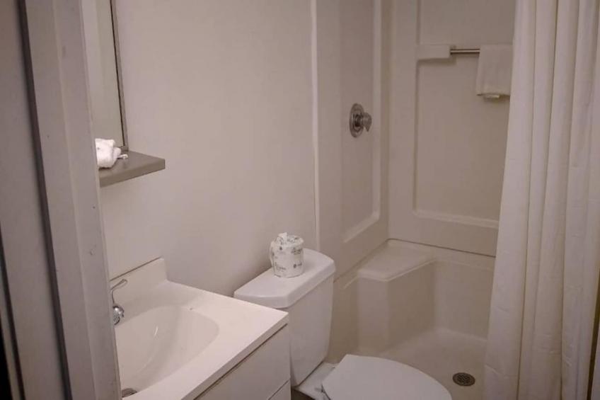 1 Queen Bed  Non-Smoking Micfridge - foto 13