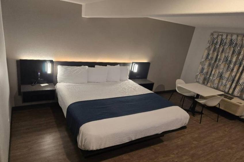 1 King Bed  Non-Smoking Mini Fridge - foto 7