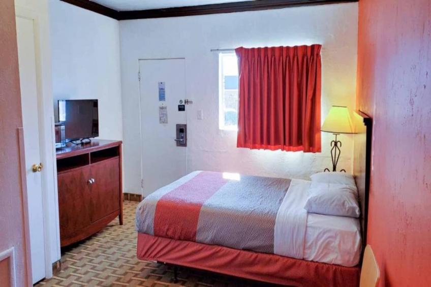 1 Queen Bed  Non-Smoking Micfridge View - foto 6