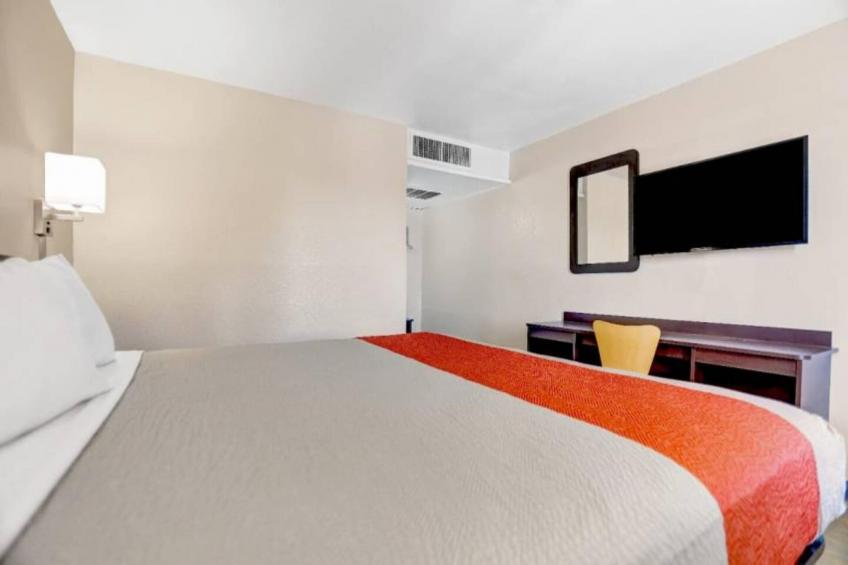 1 Full Bed  ADA/RI Shower - foto 16