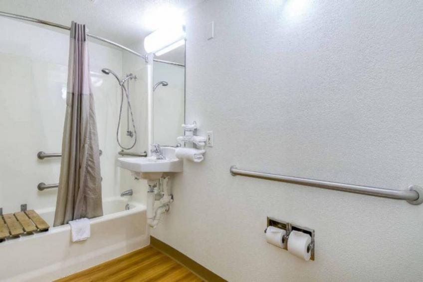 1 QUEEN BED  ADA/TUB - foto 8