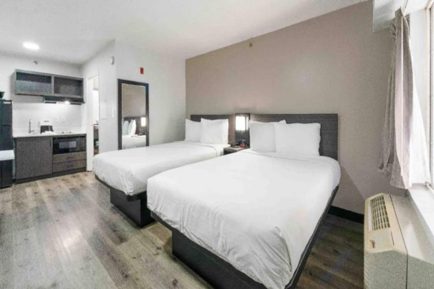 2 Queen Beds  Deluxe Non-Smoking - foto 15