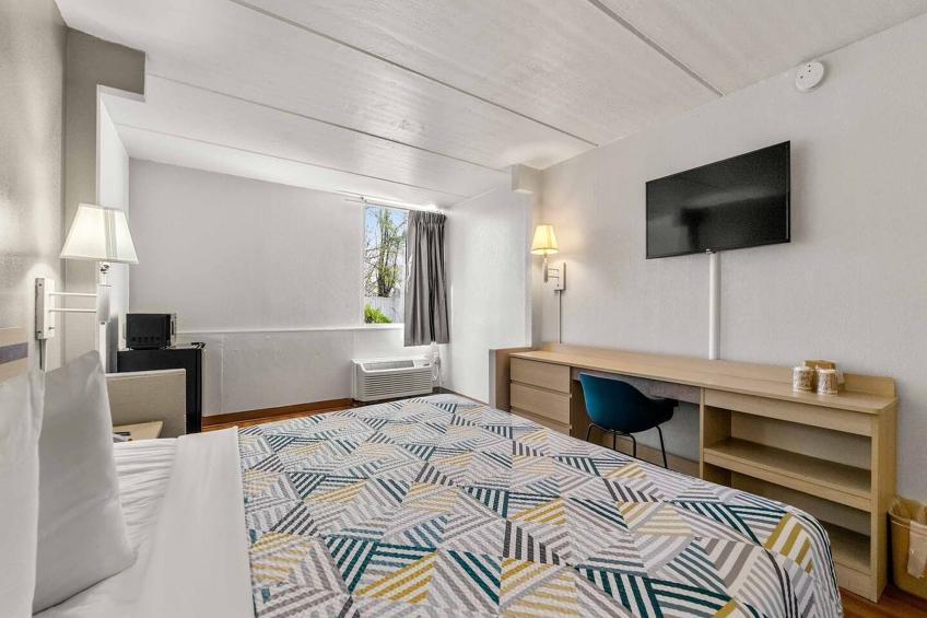 1 King Bed  Premium Micfridge - foto 8