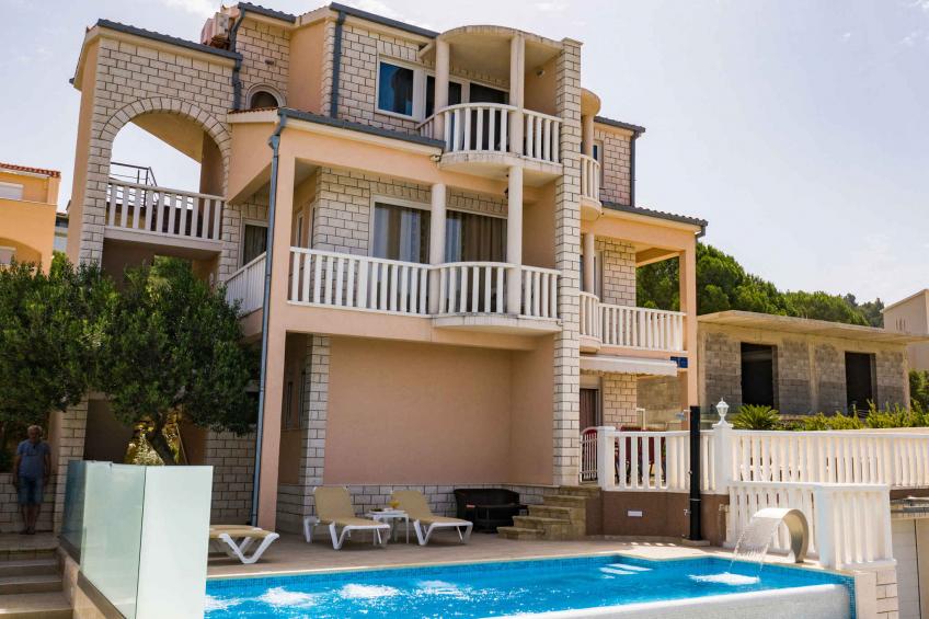 Vakantiewoning met balkon, zwembad en barbecue - VW-BCRHG - foto 10