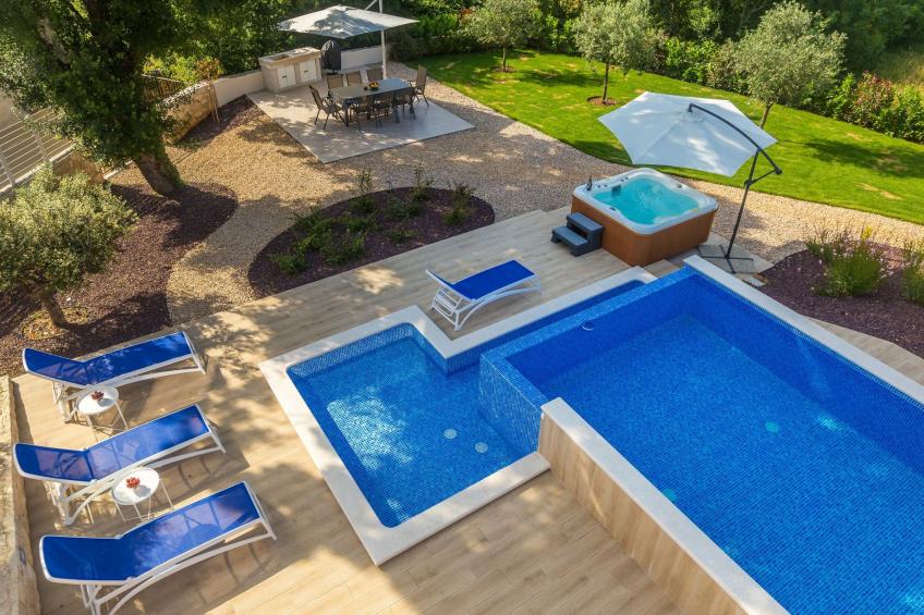 Schöne Villa in einer ruhigen Umgebung mit Pool - foto 7