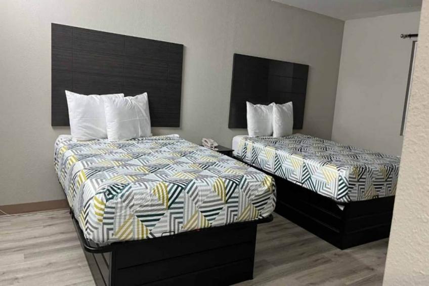 2 Queen Beds  Suite Non-Smoking Micfridge - foto 8